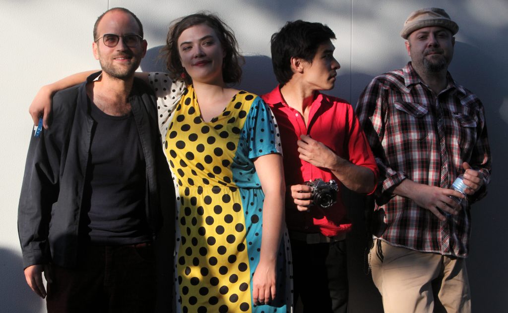 Paroles de la chanson "Jimmy" de Moriarty
Moriarty est un groupe de country et blues rock franco-américano-suisse, originaire de Paris. Quintet de country, de blues et de rock, la formation portée par la voix de Rosemary Standley s'est faite connaître du grand public en 2007 avec cette ballade nommée Jimmy.