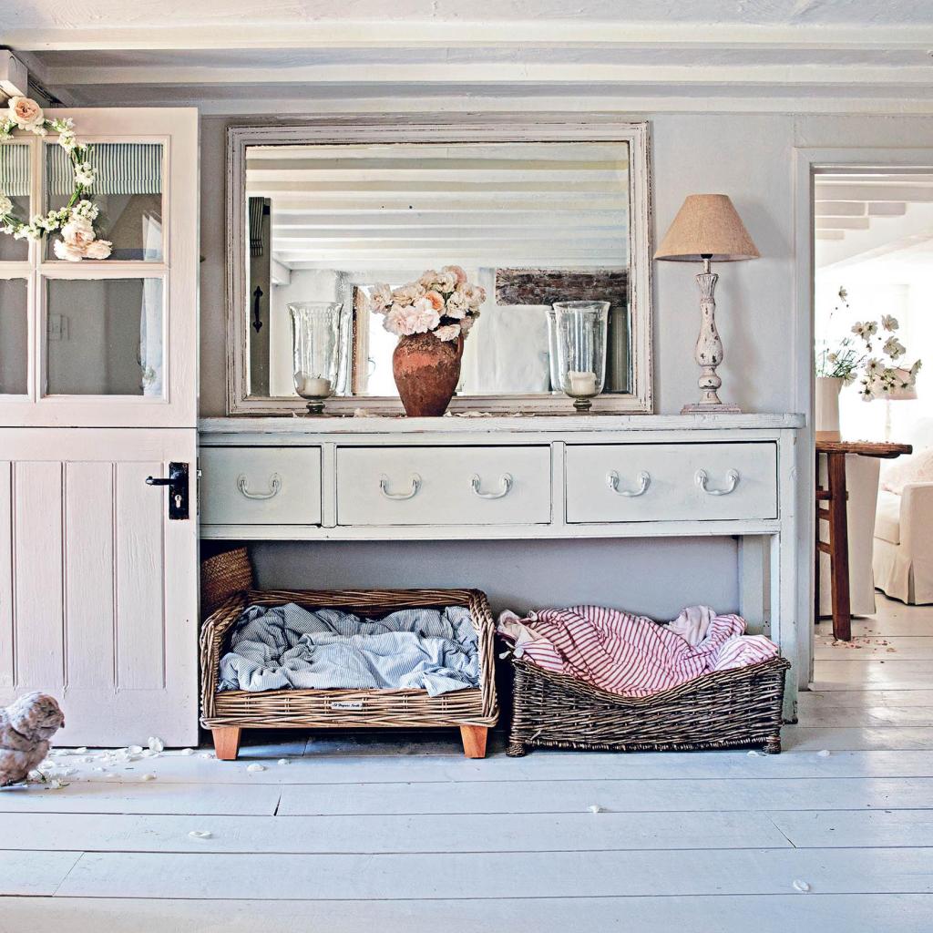 Vous entendrez souvent parler de cette expression "le shabby chic" lorsqu'il s'agira de déco aux Etats-Unis ou en Angleterre.

You will often hear this expression "shabby chic" when it comes to decorating in the United States or England.

Ce nom évoque une ambiance un peu bohème, qui mêle un esprit ancien et moderne à la fois, avec des objets anciens et surtout la création d'une ambiance très cosy, un peu comme chez mamie, mais mamie moderne et qui a du goût :)

This name evokes a bohemian atmosphere, which mixes an ancient and modern spirit at the same time, with old objects and especially the creation of a very cosy atmosphere, a little like at grandma's house, but modern and tasteful grandma :)

Mieux que des paroles voici des images qui vous montrent en quoi consiste une ambiance shabby chic.

Better than words, here are some pictures that show you what a shabby chic atmosphere is.