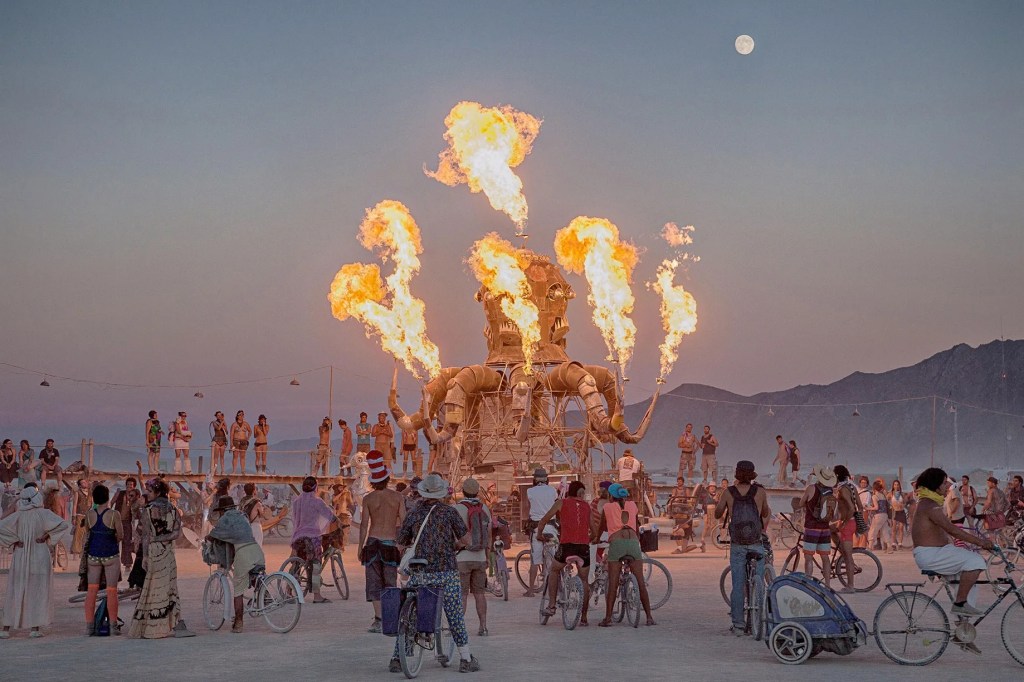 9 jours dans une réalité alternative au fin fond du désert au Nevada c'est possible si vous participez au Burning Man ! Véritable fantasme et empreint de mystères, cet événement est un rassemblement d'individus qui souhaitent brièvement échapper à la société de consommation dans cette ville temporaire qui sort de terre chaque année entre août et septembre.
Une réalité utopique qui se fonde sur des règles fondamentales : l’inclusion, la pratique du don, la démarchandisation (aucun sponsor et circulation de monnaie réduite au minimum vital), l’auto-suffisance radicale (les participants doivent assurer leur confort et leur survie), l’expression de soi, l’effort commun, la responsabilité civique, l’engagement de ne pas laisser aucune trace de son passage, la participation (chacun est invité à participer à l'évolution du Burning Man), le moment présent et le respect absolument du refus et du consentement.
À Black Rock City, l'art et l'écologie occupent une place prépondérante. Les participants sont à la fois artistes et artisans. Cette carte blanche en matière de créativité permet une exposition phénoménale d’une centaine d’œuvres d’art temporaires d'une diversité remarquable.
Le Burning Man réunit chaque année 78 000 participants qui partagent des valeurs communes : le partage, le respect, la tolérance, l'écologie et la conviction profonde que les changements sociaux ne peuvent s’opérer sans la participation individuelle de chacun.