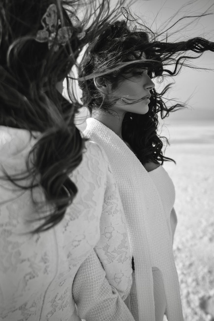 Paroles de la chanson "She's like the wind" - Dirty dancing - Traduction en français

She's like the wind through my tree
She rides the night next to me
She leads me through moonlight
Only to burn me with the sun

Elle est comme le vent à travers mon arbre
Elle chevauche la nuit à côté de moi
Elle me conduit vers le clair de lune
Seulement pour me brûler avec le soleil

She's taken my heart
She doesn't know what she's done

Elle a pris mon coeur
Mais elle ne sait pas ce qu'elle a fait

I feel her breath on my face
Her body close to me
Can't look in her eyes
She's out of my league
Just a fool to believe
I have anything she needs

Je sens son souffle sur mon visage
Son corps près de moi
Je ne peux pas la regarder dans les yeux
Elle est trop belle
Juste un fou de croire
Que j'ai quoique ce soit dont elle a besoin

She's like the wind

Elle est comme le vent