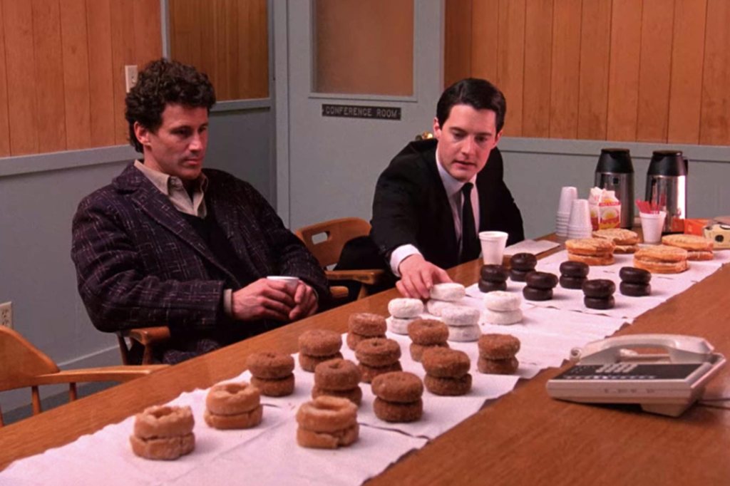 Les piles de Donuts et le café des équipes de police à Twin Peaks