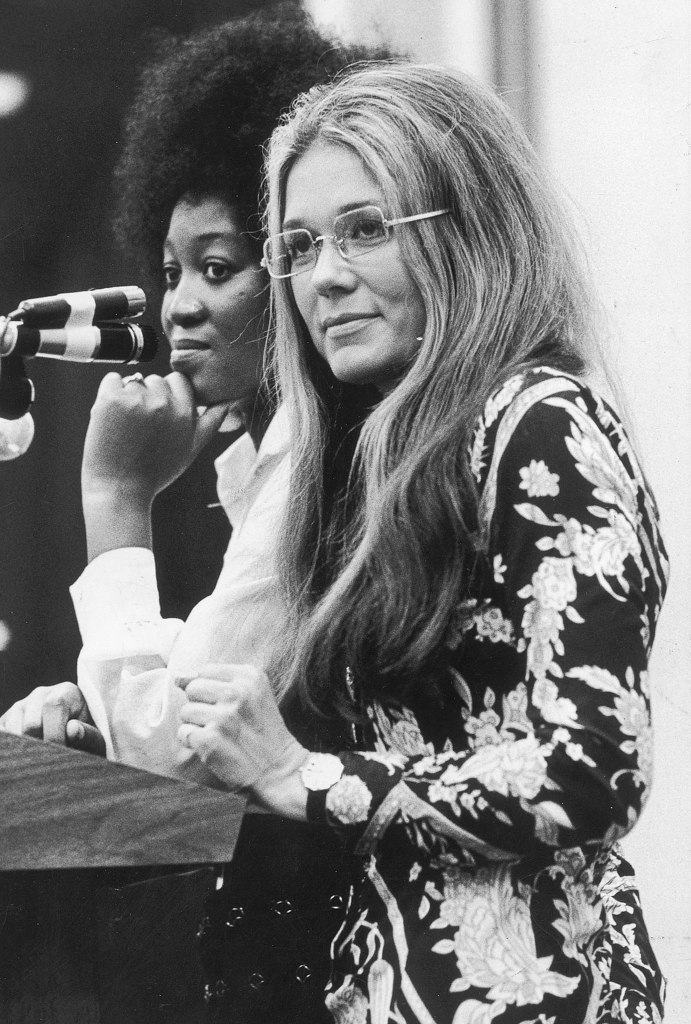Gloria Steinem, leader féministe américaine, photo prise par National Geographic, on la voit évoluer dans Mrs America, la série disponible sur Canal Plus