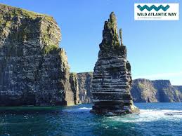 The Wild Atlantic Way is a stunning coastal driving route that stretches along the western coast of Ireland. It covers approximately 2,500 kilometers, offering breathtaking views of rugged cliffs, pristine beaches, charming villages, and historic sites.

La Wild Atlantic Way est un superbe itinéraire côtier qui s'étend le long de la côte ouest de l'Irlande. Elle couvre environ 2 500 kilomètres et offre des vues époustouflantes sur des falaises escarpées, des plages immaculées, de charmants villages et des sites historiques.