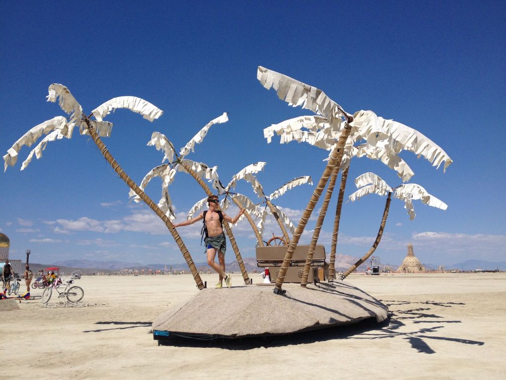 9 jours dans une réalité alternative au fin fond du désert au Nevada c'est possible si vous participez au Burning Man ! Véritable fantasme et empreint de mystères, cet événement est un rassemblement d'individus qui souhaitent brièvement échapper à la société de consommation dans cette ville temporaire qui sort de terre chaque année entre août et septembre.
Une réalité utopique qui se fonde sur des règles fondamentales : l’inclusion, la pratique du don, la démarchandisation (aucun sponsor et circulation de monnaie réduite au minimum vital), l’auto-suffisance radicale (les participants doivent assurer leur confort et leur survie), l’expression de soi, l’effort commun, la responsabilité civique, l’engagement de ne pas laisser aucune trace de son passage, la participation (chacun est invité à participer à l'évolution du Burning Man), le moment présent et le respect absolument du refus et du consentement.
À Black Rock City, l'art et l'écologie occupent une place prépondérante. Les participants sont à la fois artistes et artisans. Cette carte blanche en matière de créativité permet une exposition phénoménale d’une centaine d’œuvres d’art temporaires d'une diversité remarquable.
Le Burning Man réunit chaque année 78 000 participants qui partagent des valeurs communes : le partage, le respect, la tolérance, l'écologie et la conviction profonde que les changements sociaux ne peuvent s’opérer sans la participation individuelle de chacun.