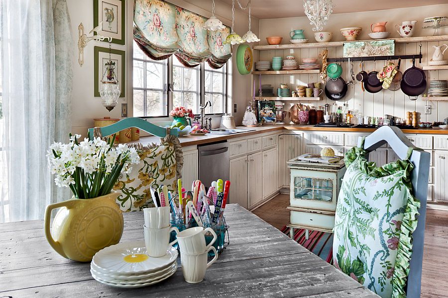 Vous entendrez souvent parler de cette expression "le shabby chic" lorsqu'il s'agira de déco aux Etats-Unis ou en Angleterre.

You will often hear this expression "shabby chic" when it comes to decorating in the United States or England.

Ce nom évoque une ambiance un peu bohème, qui mêle un esprit ancien et moderne à la fois, avec des objets anciens et surtout la création d'une ambiance très cosy, un peu comme chez mamie, mais mamie moderne et qui a du goût :)

This name evokes a bohemian atmosphere, which mixes an ancient and modern spirit at the same time, with old objects and especially the creation of a very cosy atmosphere, a little like at grandma's house, but modern and tasteful grandma :)

Mieux que des paroles voici des images qui vous montrent en quoi consiste une ambiance shabby chic.

Better than words, here are some pictures that show you what a shabby chic atmosphere is.