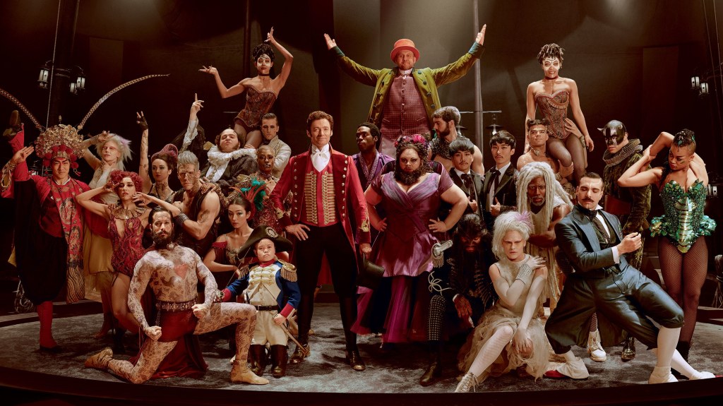 A very dynamic music hall

What a great film! Inspired by real facts and the real life of PT Barnum, the 19th century American showman, "The Greatest Showman" is a beautiful fable about the circus world which focuses on the way society looked at people's appearances and their social class. A look that caused a lot of rejection of all people who were different.

The noblest art is that of making others happy.P.T. Barnum

This musical is dynamic and easy to get caught up in. It has humanistic values and shows the struggle of an entrepreneur, with its ups and downs.

- Subscribe to know what happened for real compared to the movie, the legendary story around his name and to know everything about the freaks.

In the real story, PT Barnum stayed with his wife Charity until her death in 1873 and then married Nancy Fish, a famous American actress, with whom he stayed for 17 years.

Where does the word "Barnum" come from?

PT Barnum gave his name to the rigid tents that are so widely used in live entertainment around the world to form circus tents. In the film, we see that he and his partner realize that they can't afford to buy a building after theirs burns down and that's when PT Barnum gets the idea to buy a cheap vacant lot and put up a big rigid tent: the circus was born.

The freaks

It was common practice at one time to pay to go and watch people who were different and who were even locked in cages because they had a deformity or some other physical feature that scared people. Society at the time was attracted to this type of curiosity and some live performance entrepreneurs made a real living out of it. This disappeared over the years as morals changed and it was no longer allowed to pay to ogle humans for their defects.

These people, who were called "freaks" in English because they provoked fear by their physical appearance, are often represented in films as endearing characters, with a big heart, who are ultimately much more human than the people of good society and who are present when everything goes wrong and everyone else has fled. We often see films contrasting the society of the wealthy and of appearances with the society of strong human values such as friendship, mutual aid and solidarity found among the rejected.

Even if PT Barnum always had the intention of making money with his shows, he nevertheless gave these people a place in society. Thanks to him, they found friends, family and a place to live, whereas until then they had been totally recluse, and even hidden by their own families who were ashamed of them.
In a word, I recommend this film both for the good time, the entertainment, the high artistic quality images, the enjoyable and meaningful songs and for the reminder to never trust appearances in life.