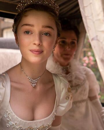 Daphne, de la Chronique des Bridgerton
La Régence anglaise correspond à une période assez courte de l'histoire du Royaume-Uni qui s'étend de 1811 à 1820. La Régence du pays est alors assurée par le très jeune et futur Georges V, Georges IV étant trop malade pour assurer son rôle.

The Regency era corresponds to a fairly short period in the history of the United Kingdom which lasted from 1811 to 1820. The Regency of the country was then carried out by the very young and future George V, George IV being too ill to be able to fulfill his role. 

La Régence anglaise correspond à une période marquée par les excès dans l'aristocratie. C'est d'ailleurs au cours de cette période que le Prince Régent construira le Pavillon de Brighton.

The Regency era corresponds to a period marked by the excesses of the aristocracy. It’s for that matter during this period that the Prince regent will build the Brighton Pavilion. 

Cette période est caractérisée par beaucoup d'incertitudes liées aux guerres napoléoniennes et à la Révolution française dont les idées provoquent des mouvements de controverse révolutionnaire en Grande-Bretagne.

The period is characterized by many uncertainties linked to the Napoleonic Wars and the French Revolution whose ideas provoked movements of revolutionary controversy in Great Britain. 

Cette époque correspond également à la montée en puissance de la société industrielle qui exacerbe les écarts entre les riches et les pauvres et mène à de multiples révoltes sociales.

This period also corresponds to the rise in power of the industrial society which exacerbates the gaps between the wealthy and the poor and leads to many social revolutions. 

Par qui la série est-elle produite ?

La chronique des Bridgerton est produite par Shonda Rhimes qui a sa propre société de production nommée Shondaland. Cette société est aussi celle qui produit les séries à succès : 

Bridgerton is produced by Shonda Rhimes who has her own production company called Shondaland. This is also the company which has produced the successful series :

Grey's anatomy

Scandal

How to get away with murder ?

Que découvre-t'on dans cette série ?

La série nous immerge au coeur du 19ème siècle dans une famille de la haute société britannique composée de huit frères et soeurs qui évoluent sans père, ce dernier étant décédé.

The series immerses us in the heart of the 19th century in a family of the British high society composed of eight brothers and sisters who evolve without a father, him being deceased. 

Le fils aîné, Anthony, tente de gérer les affaires de la famille. Mais Anthony commettant de nombreuses erreurs, notamment celle de ne pas prendre en compte l'opinion de Daphné dans le choix de son futur mari, sa mère reprend les reines.

The eldest son, Anthony, attempts to control the family’s affairs. But Anthony making many mistakes, notably that of not taking into account Daphne’s opinion in the choice of her future husband, his mother takes control again. 

Chaque livre et donc chaque saison de la saga ont la particularité d'être consacrés à un personnage de la fratrie des Bridgerton.

Each book and therefore each season of the saga has the distinctive feature of being dedicated to a character of the Bridgerton siblings. 

La saison 1 montre l'entrée dans le monde de Daphné, la jeune aînée des Bridgerton, qui part à la recherche de son futur mari. Elle découvre le monde mais surtout, elle se découvre elle-même au fil de ses différentes rencontres.

Season 1 shows the entrance into the world of Daphne, the youngest of the Bridgerton children, who sets off in search of her future husband. She discovers the world but above all, she discovers herself throughout her different encounters. 

Daphné, la fille aînée des Bridgerton

La saison 2 correspond au tome 2 et se concentrera sur Anthony. La saison 3 sur Benedict, puis Colin, Eloïse, Francesca, Hyacinthe, et pour finir Gregory.

Season 2 corresponds to the second book and focuses on Anthony. Season 3 focuses on Benedict, then Colin, Eloise, Francesca, Hyacinth, and finishes with Gregory.

Voir la bande annonce / Watch the trailer >>

https://www.youtube.com/watch?v=ZhKam0xcIHM

Qui se cache derrière la fameuse Lady Whistledown ?

Les soirées et journées de la communauté qui gravitent autour des Bridgerton sont rythmées par une chronique écrite par une mystérieuse rédactrice, la fameuse Lady Whistledown.

The evenings and days of the community who gravitate around the Bridgertons are punctuated by a chronicle written by a mysterious author, the famous Lady Whistledown. 

Personne ne sait qui elle est...
Mais elle sait tout sur tout le monde !

Dans ses feuillets, elle décrit toutes les frasques et pensées les plus secrètes de chacun dans un petit journal édité que tout le monde s'arrache.

In her leaflets, she describes all of everyone’s most secret escapades and thoughts in a small newspaper which everyone snaps up. 

La narration, à savoir la lecture de la chronique de Lady Whistledown en voix off, est assurée par la célèbre actrice américaine Julie Andrews, connue pour son interprétation de "Mary Poppin's" ou "La mélodie du bonheur".

The narration, namely the voice-over reading of Lady Whistledown’s chronicle, is carried out by the famous American actress Julie Andrews, known for her roles in “Mary Poppins” or “The Sound of Music.”

Un des frères de la famille Bridgerton soupçonne une de ses soeurs, Eloïse, d'être l'auteure cachée de ces feuillets.

One of the Bridgerton brothers suspects one of his sisters, Eloise, of being the secret author of these leaflets. 

Eloïse est en effet assez révoltée contre la vie imposée par le patriarcat ainsi que par sa condition de femme qui ne devrait se résumer qu'à attendre le mariage, chose qu'elle exècre car elle veut vivre sa propre vie et prendre une place qui lui appartient.

Eloise is in fact quite against the life imposed by the patriarchy as well as by her condition as a woman which should be reduced only to waiting to marry, something which she loathes because she wants to live her own life and take a place that is right for her.

De plus, on apprend qu'elle adore écrire et qu'elle a toujours écrit dans de petits carnets...

In addition, we learn that she loves to write and that she’s always written in little notebooks…

L'histoire mise au goût du jour et engagée

La musique : Inédit pour une série d'époque : des morceaux de musique d'Ariana Grande ou de Taylor Swift rythment la série et sont joués par les petits orchestres qui apparaissent en costumes d'époque.

The Music : Unheard of for a period drama, songs by Ariana Grande and Taylor Swift punctuate the series and are played by the little orchestras who appear in period costumes.

Les tensions raciales : la reine Charlotte dans la série est une femme à la peau noire. Le personnage de Simon Basset a la peau métissée également. Il est bien placé socialement et c'est un homme très courtisé. Il a du pouvoir et domine sa communauté.

Racial tensions : Queen Charlotte in the series is a black woman. The character Simon Basset is mixed raced also. He has a high social ranking and is a highly sought-after man. He holds power and dominates his community. 

Le fait de positionner deux personnages d'influence et de pouvoir dans la peau d'acteurs ayant la peau noire est un message engagé contre la discrimination raciale.

The fact of placing two characters of influence in the skin of black actors is a message engaged against racial discrimination. 

Il est très rare dans les films d'époque de la Régence de voir des personnages non-blancs. La littérature anglaise est même soupçonnée d'avoir été "white-washed", à savoir que l'on aurait peu à peu fait disparaître les personnages non-blancs des histoires alors même qu'ils ont réellement existé. 

It is very rare in Regency era films to see non-white characters. English literature is even suspected to have been “white-washed,” that is to say that non-white characters have gradually been taken out of stories even though they truly have existed.

Le projet de la série a donc en quelque sorte cherché à réactualiser l'histoire afin d'exposer plus de diversité et pousser les spectateurs à se demander comment les britanniques, à l'époque du colonialisme et de l'esclavage, auraient réagi si de tels personnages, noirs ou métissés, avaient tenu ces positions de pouvoir ..?

The intention of the series has then in a way sought to reactualize the history with the aim of exposing more diversity and forcing viewers to ask themselves how the British people, in the time of colonialism and slavery, would have reacted if such characters, black or mixed-race, had held positions of power ..?

Le féminisme : la chronique de Bridgertone se veut résolument féministe par son auteure et la production. Julia Quinn déclare avoir pris soin de ne mettre aucun élément pouvant choquer ou provoquer la colère des femmes, allant même jusqu'à modifier certains passages pour les tourner dans le sens de leur évolution.

Feminism : Bridgerton is intended by its author and the production team to be resolutely feminist. Julia Quinn claims to have taken care to not put any element which could shock or provoke female anger, going even as far as changing certain passages to turn them in the direction of progression.