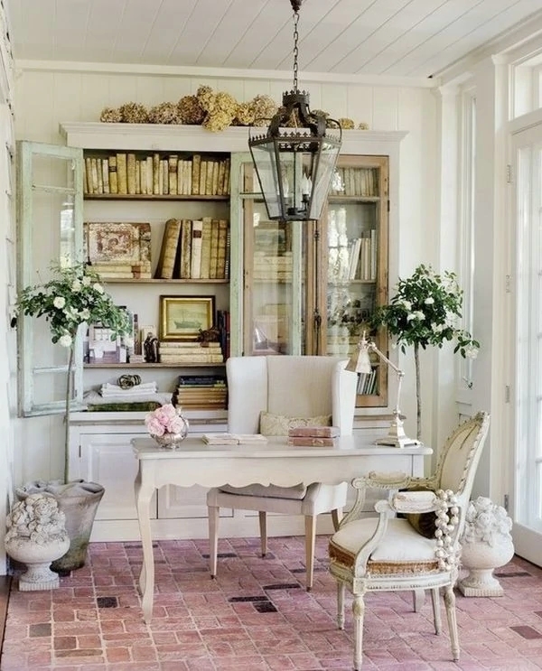 Vous entendrez souvent parler de cette expression "le shabby chic" lorsqu'il s'agira de déco aux Etats-Unis ou en Angleterre.

You will often hear this expression "shabby chic" when it comes to decorating in the United States or England.

Ce nom évoque une ambiance un peu bohème, qui mêle un esprit ancien et moderne à la fois, avec des objets anciens et surtout la création d'une ambiance très cosy, un peu comme chez mamie, mais mamie moderne et qui a du goût :)

This name evokes a bohemian atmosphere, which mixes an ancient and modern spirit at the same time, with old objects and especially the creation of a very cosy atmosphere, a little like at grandma's house, but modern and tasteful grandma :)

Mieux que des paroles voici des images qui vous montrent en quoi consiste une ambiance shabby chic.

Better than words, here are some pictures that show you what a shabby chic atmosphere is.