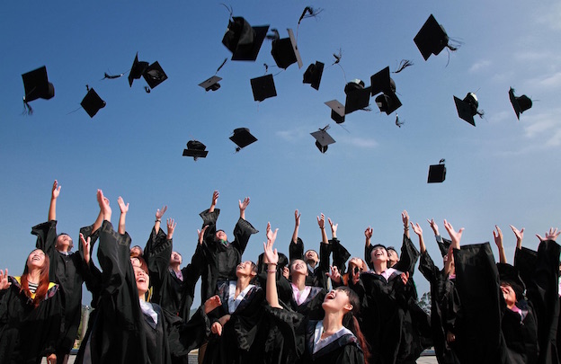 Cérémonie de remise des diplômes américaine ou britannique : le lancer de chapeaux