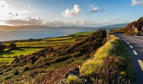 The Wild Atlantic Way is a stunning coastal driving route that stretches along the western coast of Ireland. It covers approximately 2,500 kilometers, offering breathtaking views of rugged cliffs, pristine beaches, charming villages, and historic sites.

La Wild Atlantic Way est un superbe itinéraire côtier qui s'étend le long de la côte ouest de l'Irlande. Elle couvre environ 2 500 kilomètres et offre des vues époustouflantes sur des falaises escarpées, des plages immaculées, de charmants villages et des sites historiques.