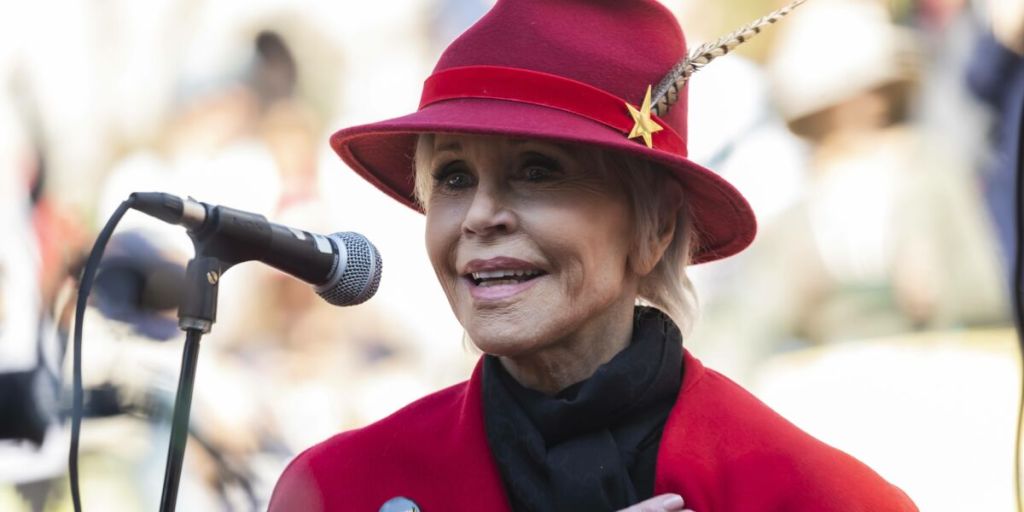 Jane Fonda, reine de l'aérobic, féministe, activiste, manteau Neinam Marcus
1. Barefoot in the Park (1967)
2. Barbarella (1968)
3. They Shoot Horses, Don’t They? (1969)
4. Klute (1971)
5. Fun with Dick and Jane (1977)
6. Julia (1977)
7. Coming Home (1978)
8. California Suite (1978)
9. The China Syndrome (1979)
10. Nine to Five (1980)
11. On Golden Pond (1981)
12. The Morning After (1986)