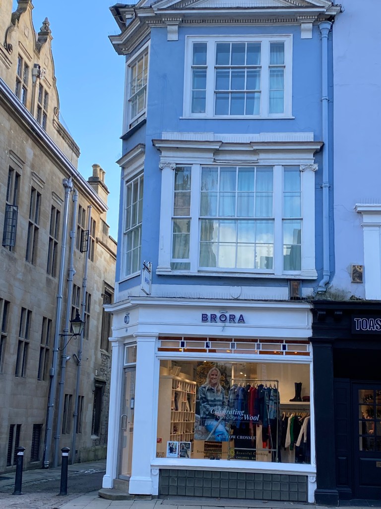 Step into the enchanting world of Oxford, the City of Dreaming Spires, where history and academia come alive.

Explore the stunning Bodleian Library, one of the oldest libraries in Europe, and let its ancient halls inspire a sense of wonder. Wander through the cobblestone streets and take in the beauty of the iconic colleges, from Christ Church (a Harry Potter filming location) to Magdalen College, with its tranquil deer park.

Enjoy a serene afternoon punting on the River Cherwell, or immerse yourself in centuries of art and history at the Ashmolean Museum.

Stroll through the Covered Market, a treasure trove of unique shops and local treats, and then relax in a historic pub like The Eagle and Child, famously frequented by J.R.R. Tolkien and C.S. Lewis.

