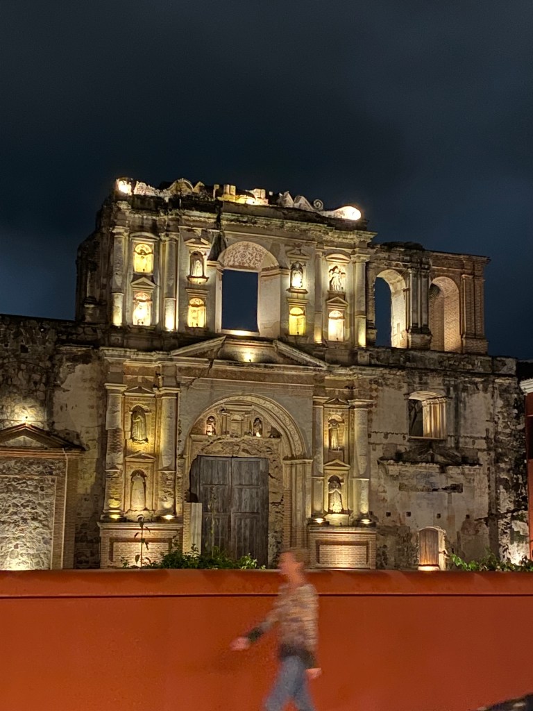 Antigua Guatemala
This colonial city is a perfect blend of history and charm, with cobbled streets, baroque architecture, and vibrant markets. Wander through picturesque ruins, sip Guatemalan coffee in a cozy café, and hike up to the Cerro de la Cruz for a stunning panoramic view.