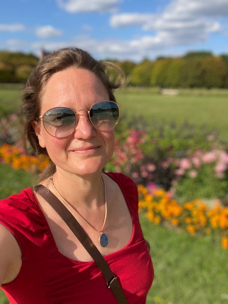 you can travel the world with a VERY MODEST budget - thinking you need to be super rich to have this lifestyle is completely false - as you can see my platform here is not the fanciest platform ever but ALL the information you need is here - and I’m here for you on the other side (yes there’s a real human behind) and all my content comes from my own LIFE EXPERIENCE that I build up from scratch

If you need support to get going and understand how to build this Path towards Freedom Smartly I’m available for Travel Coaching Consultations to answer ALL your questions and help you overcome whatever gets in the way for you to get going - I have packages of 5 or 10 sessions you can use over an extended period of time as this process takes time

Feel free to reach out to me at any time, I’m your sign your future will unfold while traveling the world, which is the most Beautiful & Fulfilling Lifestyle in the World!!

Two years ago, I would have never imagined I would still be flying across the world now - I thought to myself « let’s give it a try, and maybe in three months, I’ll just freak out, fly back and stay here again... » but when it’s for you, your path will be divinely protected and the universe will put the exact right people on your way to help you move forward. And maybe I’m one of them.

If you feel this calling is for you, if you feel this is your way because you don’t recognize yourself in the society around you right now, this is for you: my lifestyle plays on the fine line of being in and out of the world. Not completely in, never completely out. I’m just walking on the thread that gives you the best of the two worlds and I’m so happy about it that’s I’m now ready to share it with the world.

Don’t let Fear hold you back. Don’t let your mind tell you it’s not possible: every happy person on this planet has taken several leaps of faith. But you can do this safely. My lifestyle is not scary at all. I have visibility on where I will be over a 6month period of time. Being scared of the unknown is normal but as many people have been here to support me on my way, now it’s my turn to give back and to be here for you. I’ll facilitate your path. I’ll enjoy seeing you build a different version of what I did because my methods are 100% flexible and adaptive to your own reality and personality. You don’t follow any rigid system here, you get inspired on what I did so you BUILD YOUR OWN SMART JOURNEY.
Travel guides, travel coaching, freedom lifestyle