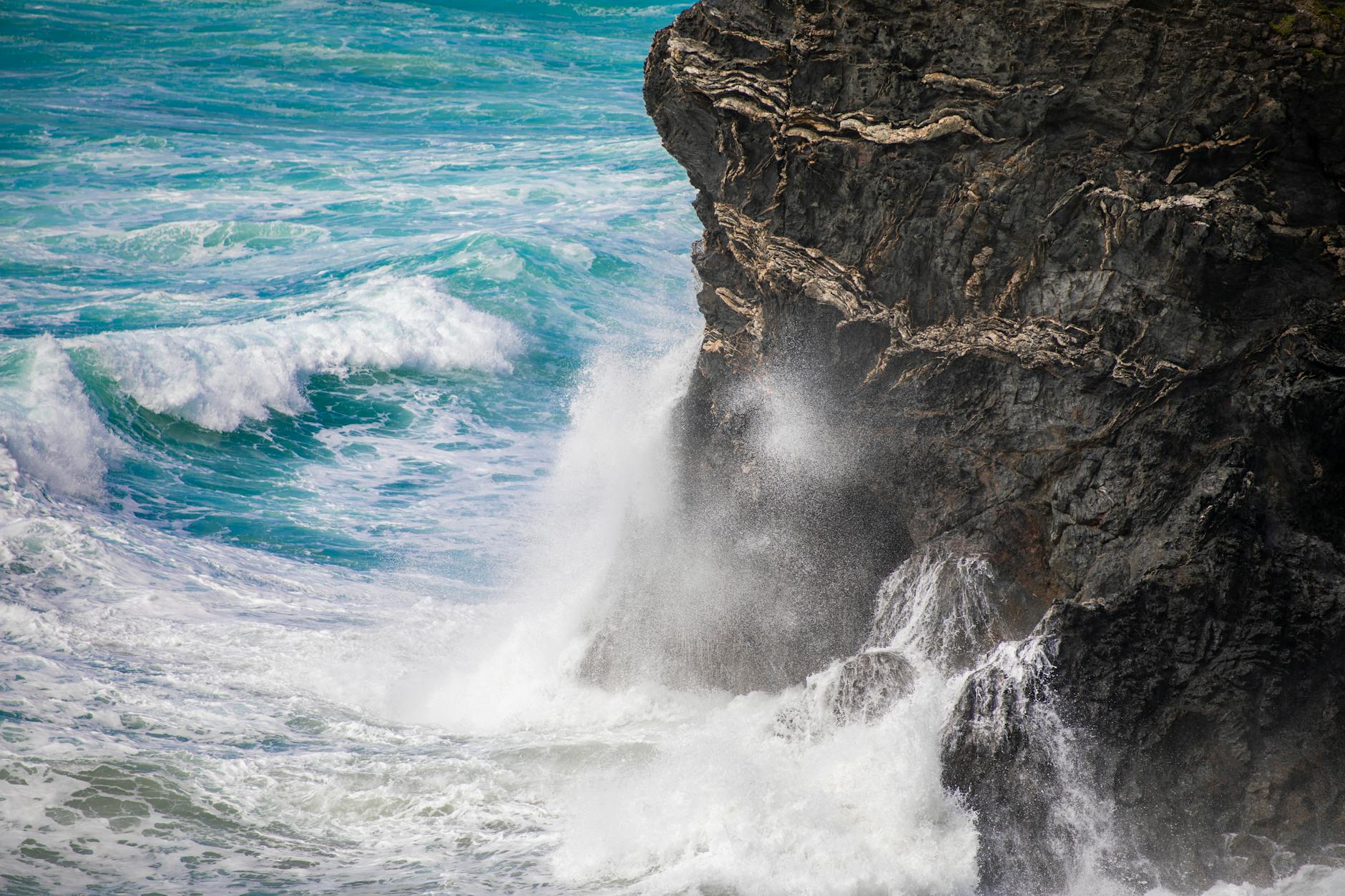 Waves breaking into a cliff as a metaphor of single people’s energy nourishing and then breaking against established structures such as marriages and patriarchal systems 